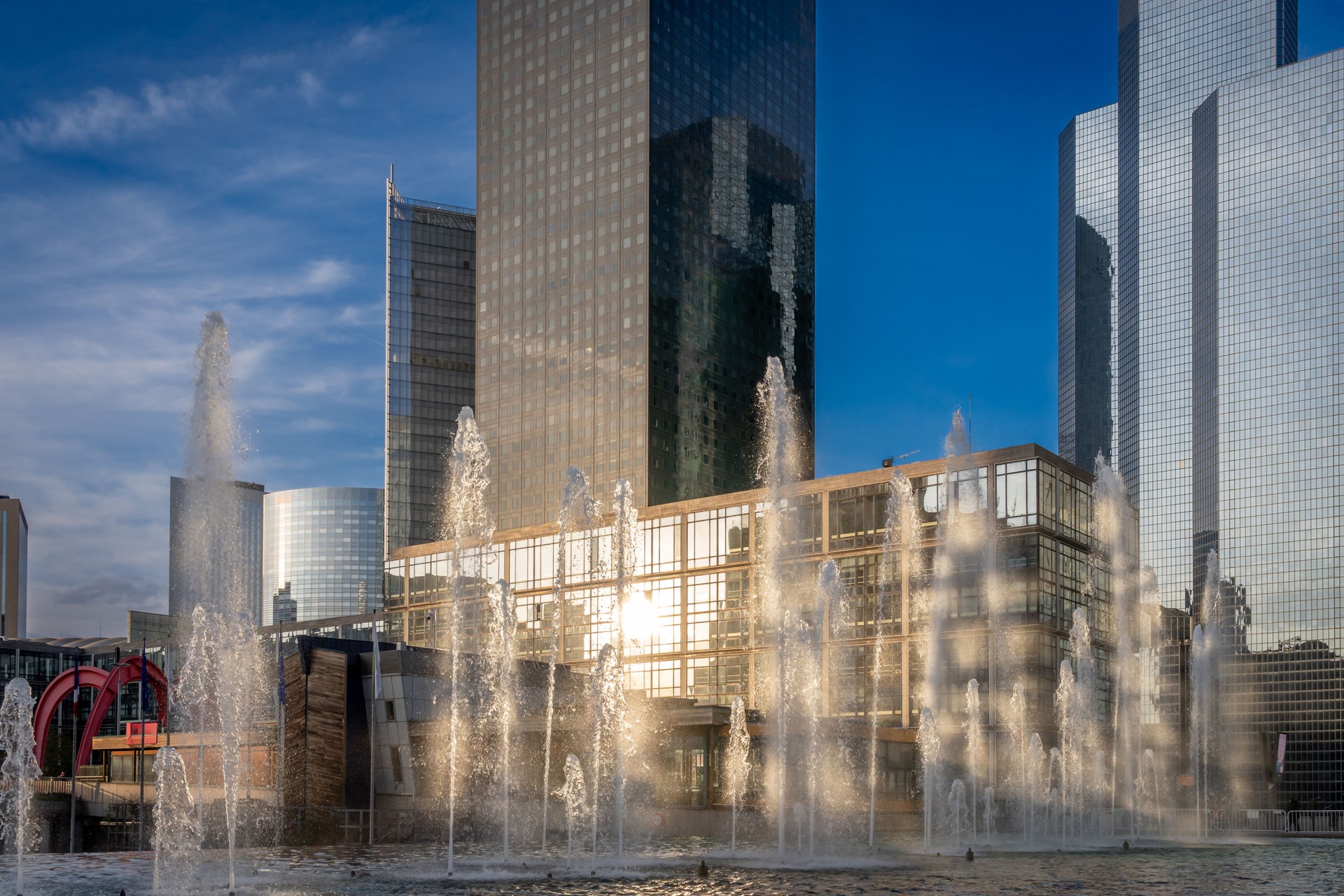 La Défense Paris, France - 10 18 2020 : Quartier de La Défense. Vue panoramique sur le quartier des tours de la Défense avec jet d’eau