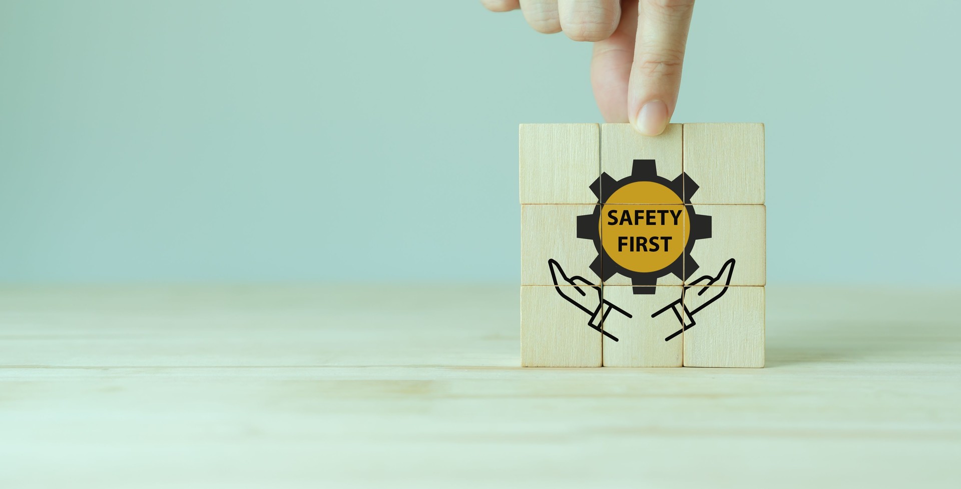 Symboles de sécurité d’abord, sécurité au travail, mise en garde des risques au travail, surveillance des dangers, concept zéro accident. Cubes en bois avec fond gris intelligent. Sensibilisation des employés à la sécurité sur le lieu de travail Symboles de sécurité d’abord, sécurité au travail, mise en garde des risques au travail, surveillance des dangers, concept zéro accident. Cubes en bois avec fond gris intelligent. Sensibilisation des employés à la sécurité sur le lieu de travail