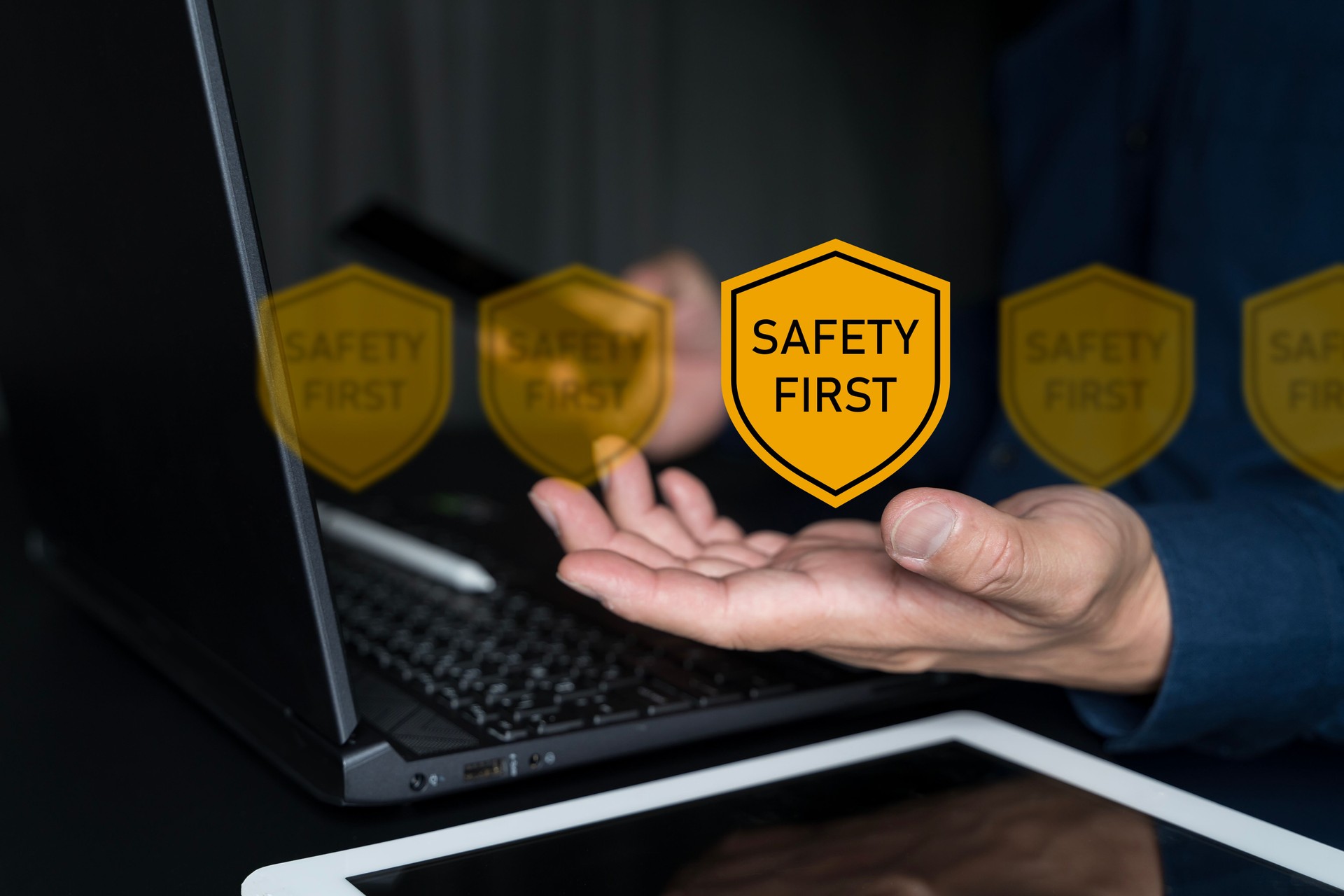 La sécurité avant tout. Homme d’affaires utilisant avec la sécurité d’abord des symboles pour la sécurité au travail. La sécurité avant tout. Homme d’affaires utilisant avec la sécurité d’abord des symboles pour la sécurité au travail.